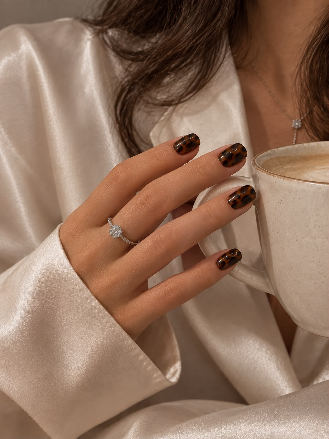 Model, das die kurzen braunen Kunstnägel „Espresso Shot“ von Aimee STHLM präsentiert