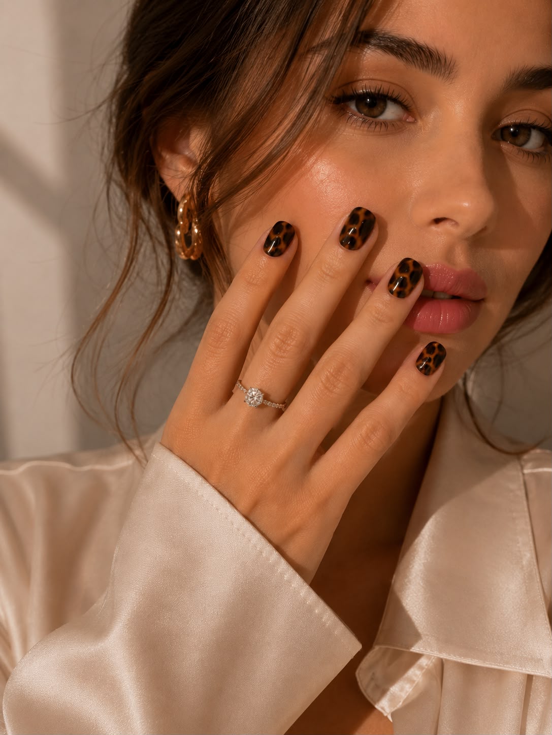 Model, das die extra kurzen, quadratischen Press-On-Nägel mit Muster „Espresso Shot“ von Aimee STHLM trägt