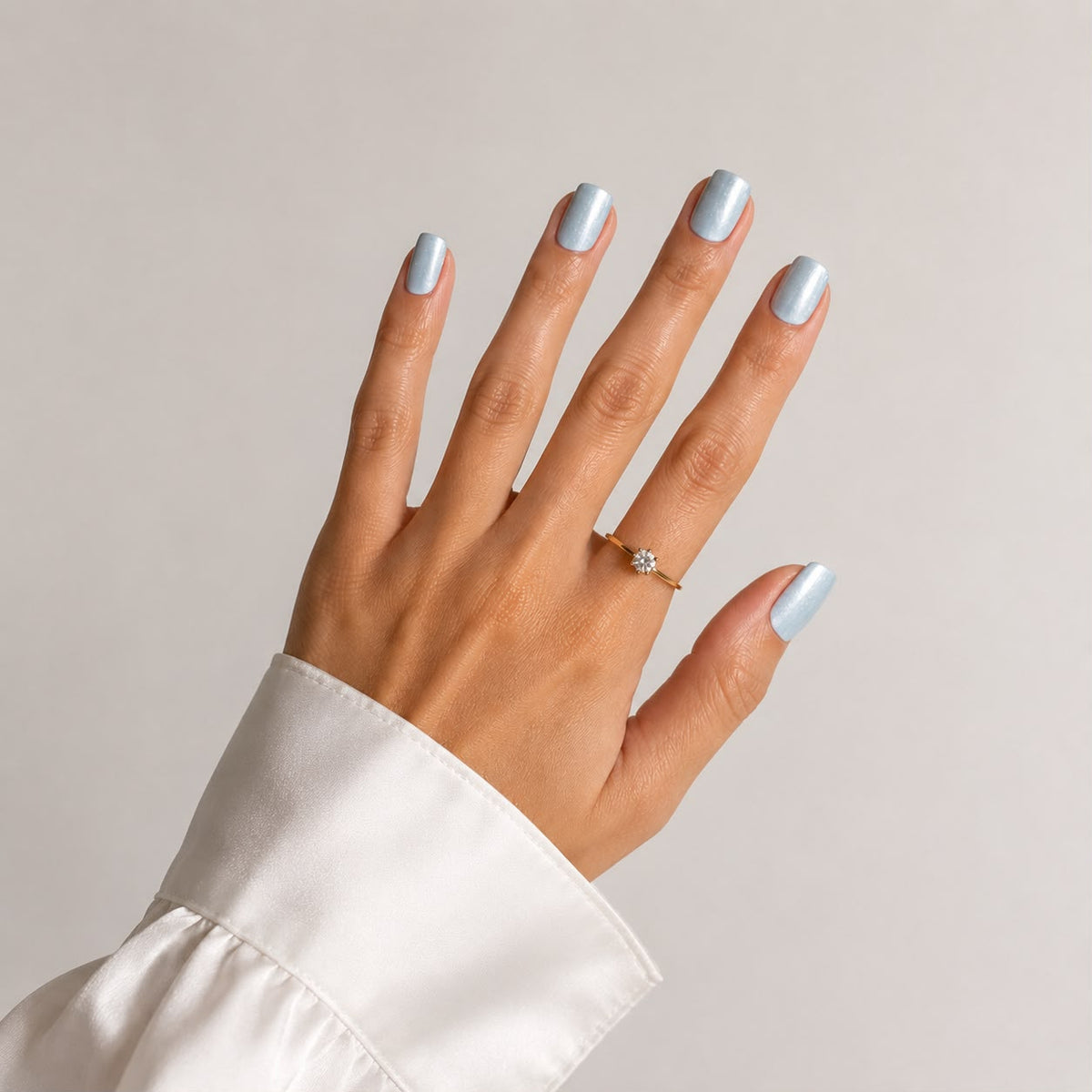 Frozen Pearl – Square Extra Short Press-on-Nägel in frostigem Perlmutt mit Cat-Eye-Effekt von Aimee STHLM