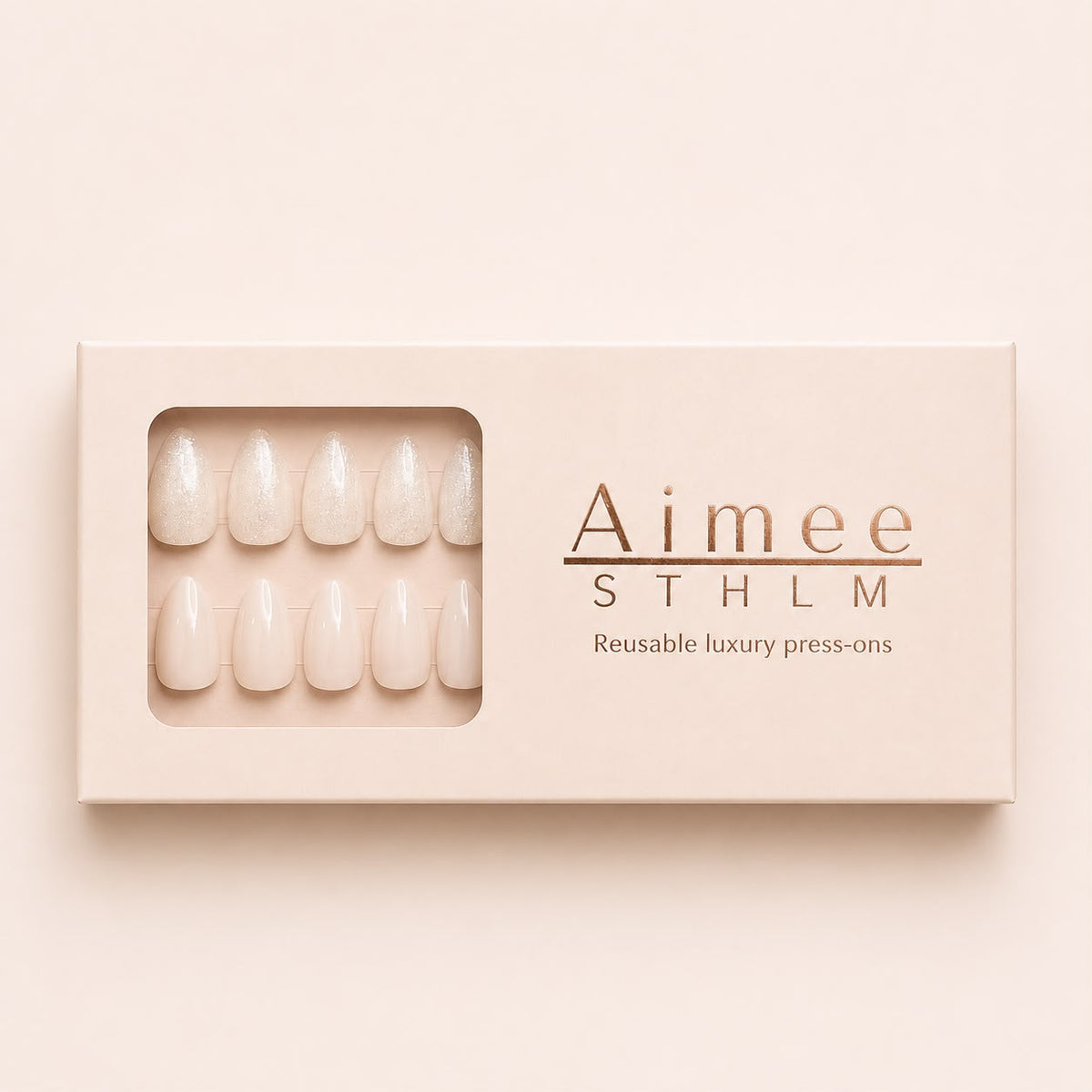 Glazed Glow-Schachtel – Wiederverwendbare, schimmernde Glitzernägel in der Form „Short Almond“, verpackt in einer exklusiven Schachtel von Aimee STHLM