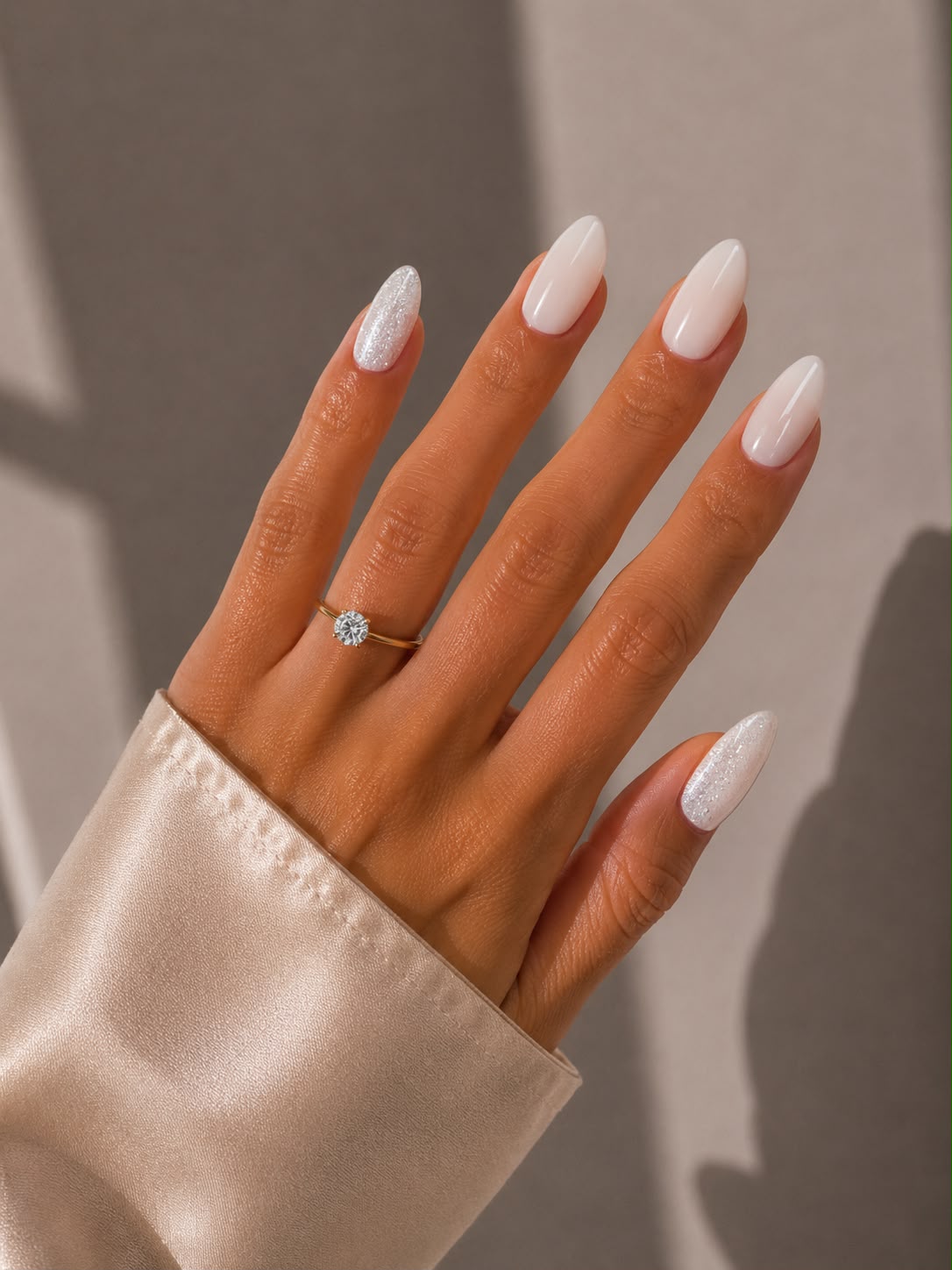 Glazed Glow – Kurze, mandelförmige (Short Almond) milchweiße Press-on-Nägel mit Perlmutt-Schimmer und Glitzer, von Hand aufgetragen, von Aimee STHLM