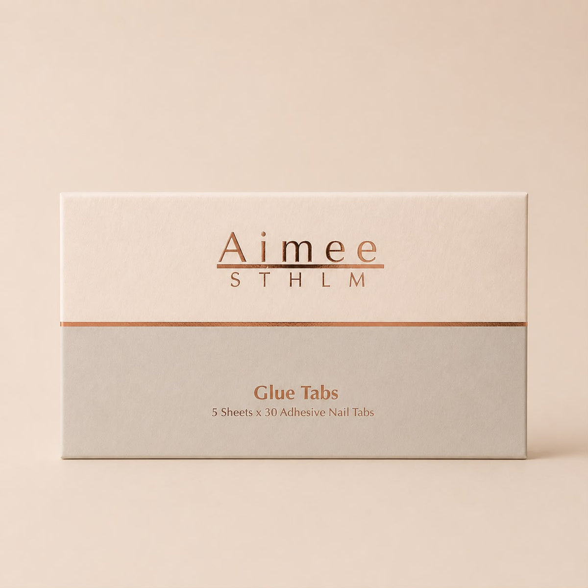 Aimee STHLM Glue Tabs – Doppelseitiges Nagelklebeband und Klebestreifen für Press-on-Nägel in einer Schachtel