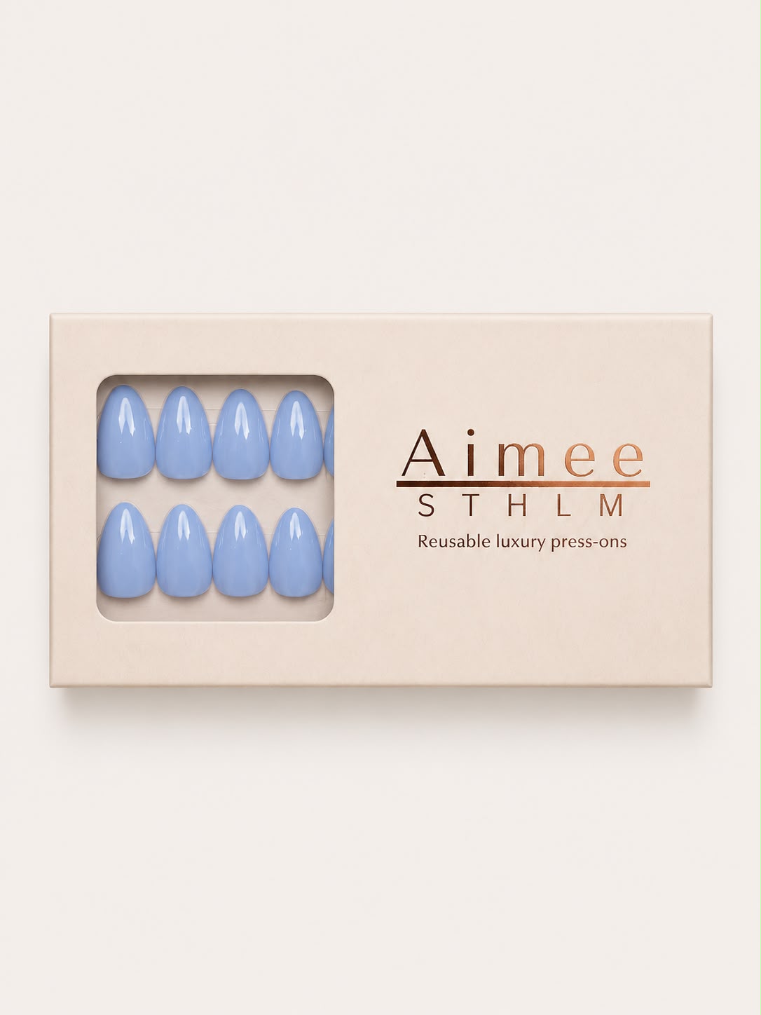 Lavender Mist-Schachtel – Wiederverwendbare helllila Kunstnägel in der Form „Short Almond“, verpackt in einer exklusiven Schachtel von Aimee STHLM