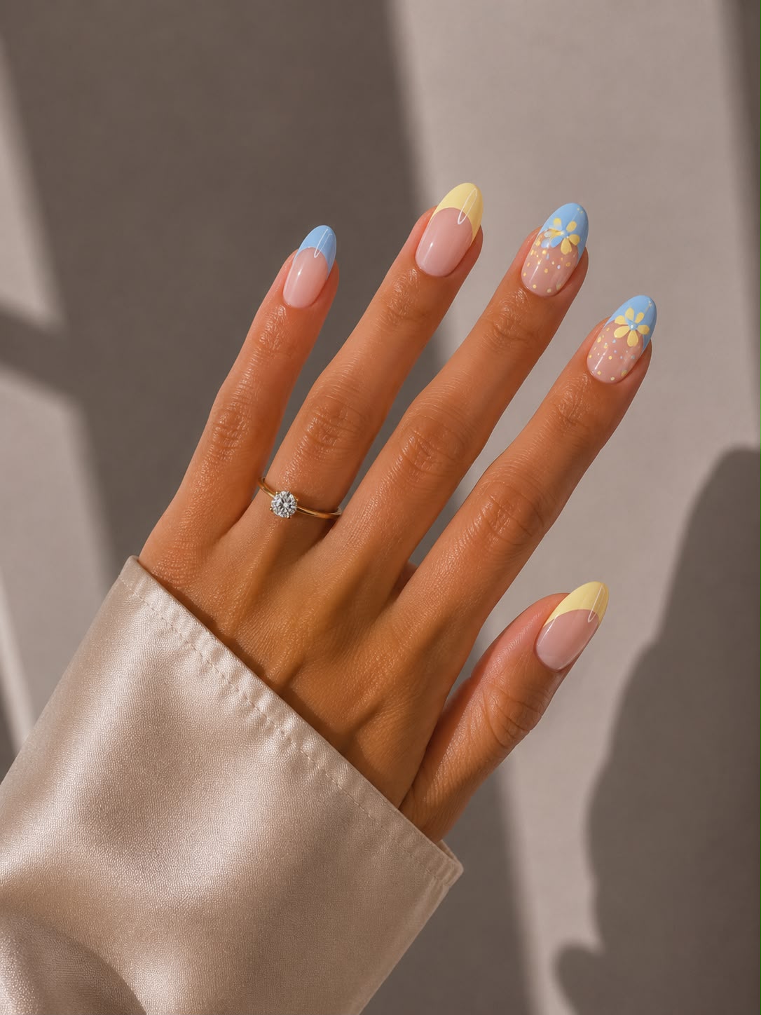 Lemon Bloom – Kurze, mandelförmige (Short Almond) Press-On-Nägel mit pastellgelben und babyblauen Wirbeln, von Hand aufgebracht, von Aimee STHLM