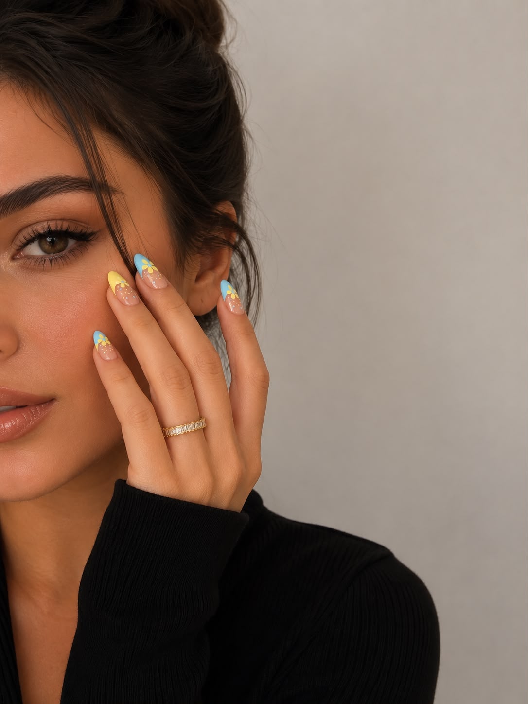 Model mit gemusterten, kurzen, mandelförmigen Press-on-Nägeln „Lemon Bloom“ von Aimee STHLM