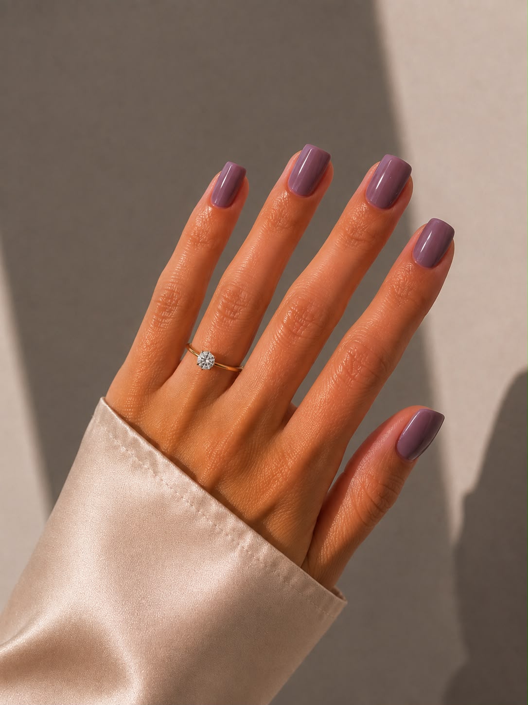 Mauve With Me – Kurze, quadratische (Short Square) lilarosa-mauvefarbene Press-on-Nägel mit glänzendem Finish, von Hand aufgetragen, von Aimee STHLM
