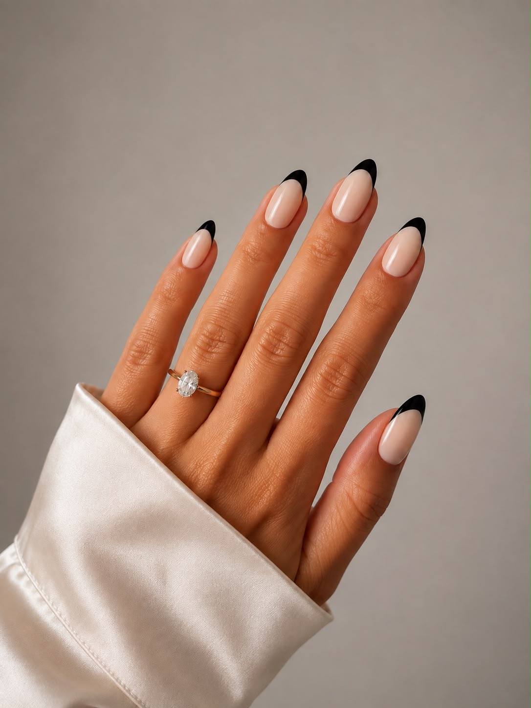 Midnight French – Kurze, mandelförmige (Short Almond) Klebe-Nägel mit schwarzer French-Maniküre und glänzendem Finish, handgetragen von Aimee STHLM
