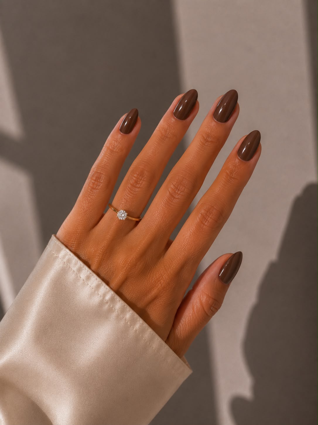 Mocha Muse – Kurze, mandelförmige (Short Almond) braune Press-on-Nägel mit glänzendem Finish, von Hand aufgetragen, von Aimee STHLM