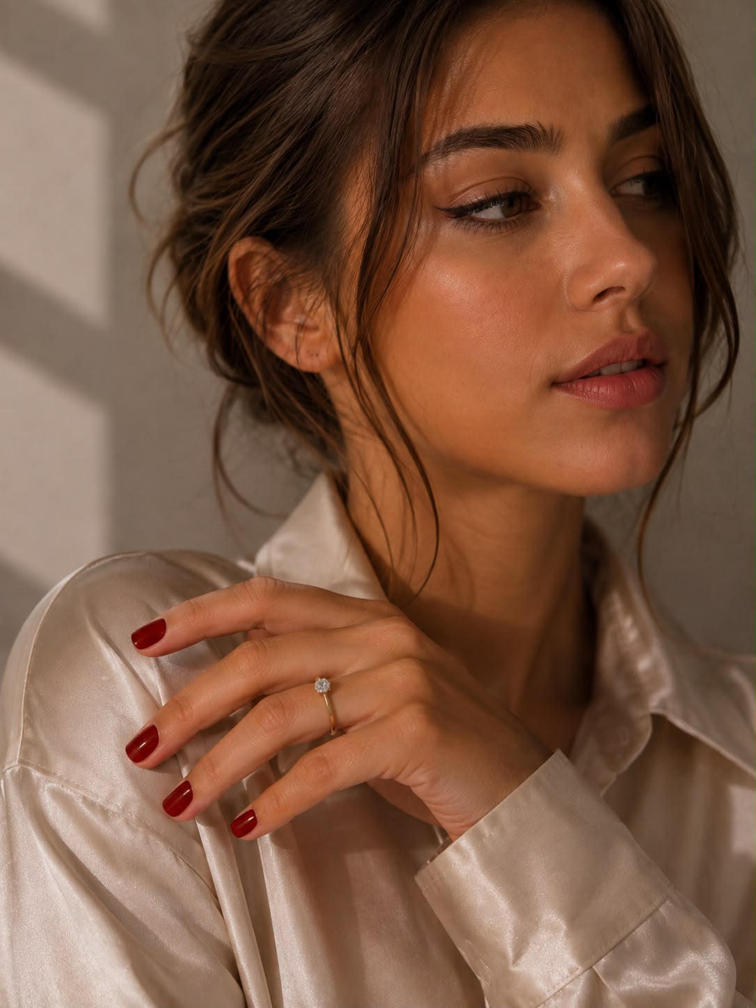 Model mit tiefroten, extra kurzen, quadratischen Press-on-Nägeln in der Farbe „Monaco Red“ von Aimee STHLM
