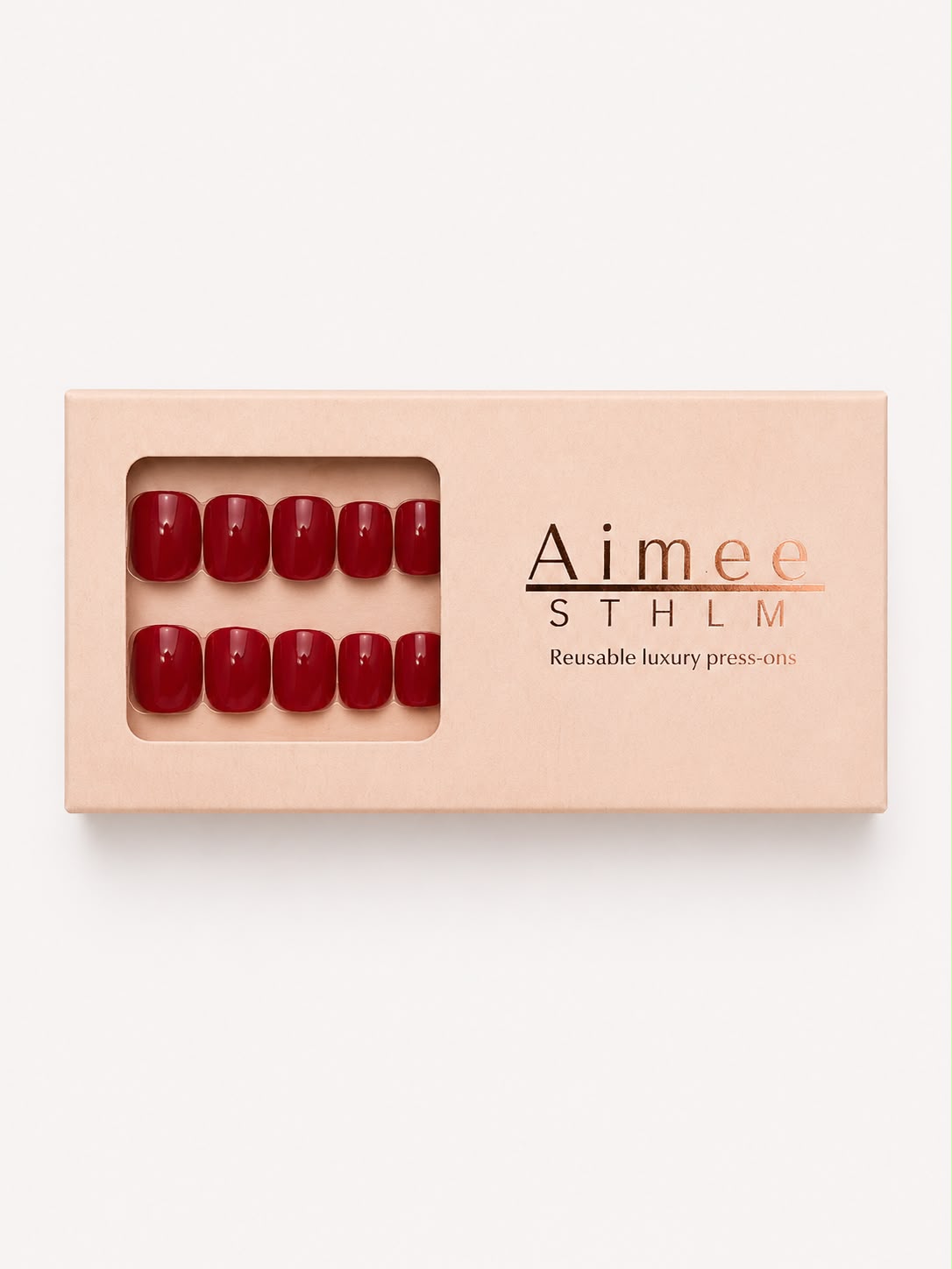 Monaco Red – Wiederverwendbare, tiefrote Kunstnägel im „Extra Short Square“-Format, verpackt in einer exklusiven Schachtel von Aimee STHLM