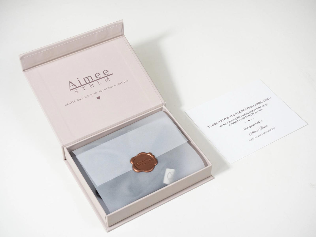 Mullbärs Scrunchie – Haargummi aus Seide in einer offenen, luxuriösen Geschenkbox von Aimee STHLM