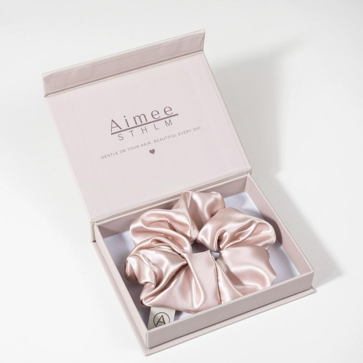 #colors_Pink Maulbeerseiden-Haargummi in Pink – Hellrosa Seidenhaargummi aus hochwertiger Maulbeerseide von Aimee STHLM