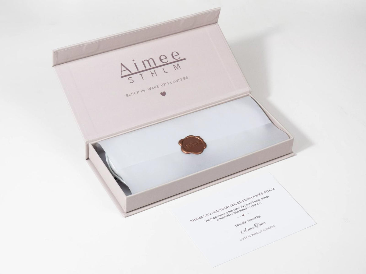 Mulberry Silk Sleep Mask – Luxuriöse Schlafmaske aus 100 % 22-Momme-Maulbeerseide in einer Geschenkverpackung von Aimee STHLM