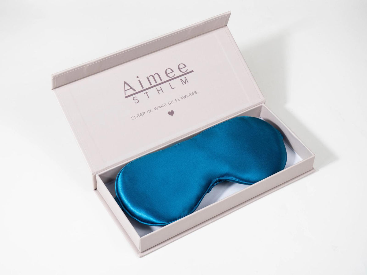 #colors_Peacock Blue Schlafmaske aus Maulbeerseide in Peacock Blue – Blaue Schlafmaske aus 100 % echter Maulbeerseide von Aimee STHLM