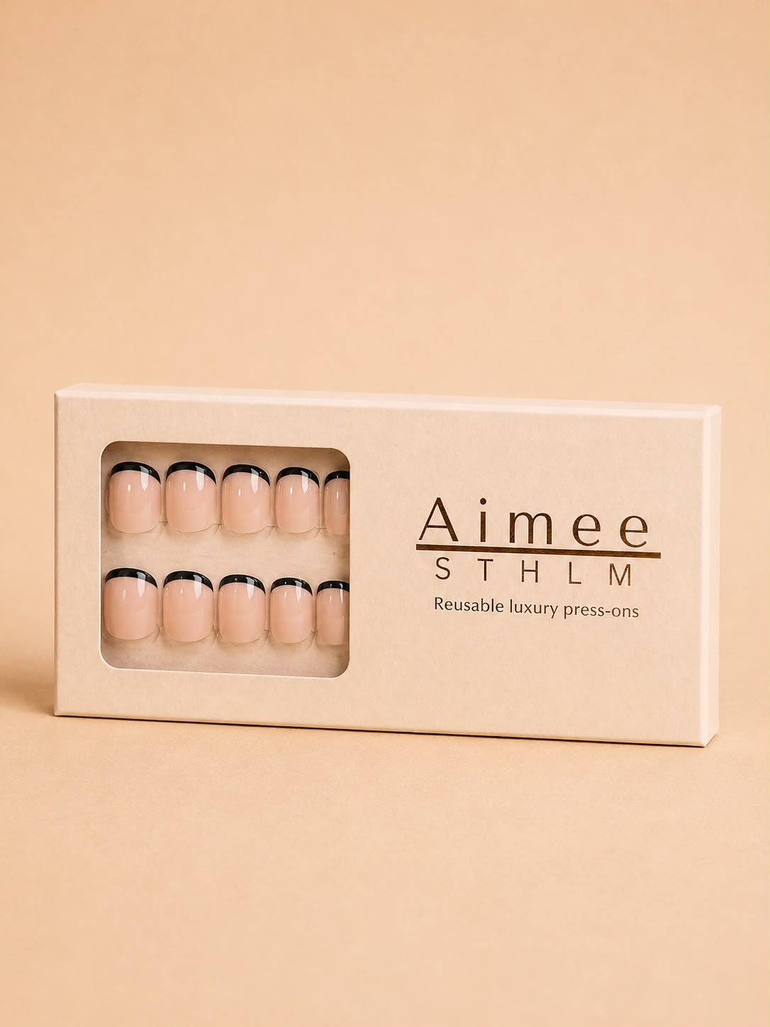 Noir French Ask – Wiederverwendbare schwarze französische Kunstnägel in der Form „Extra Short Square“, verpackt in einer exklusiven Schachtel von Aimee STHLM