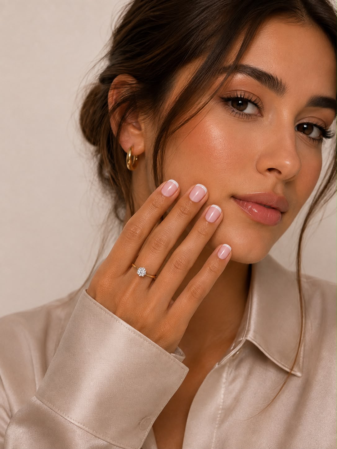 Model, der bærer ekstra korte, firkantede »Pink French«-klæbepiger med fransk manicure fra Aimee STHLM