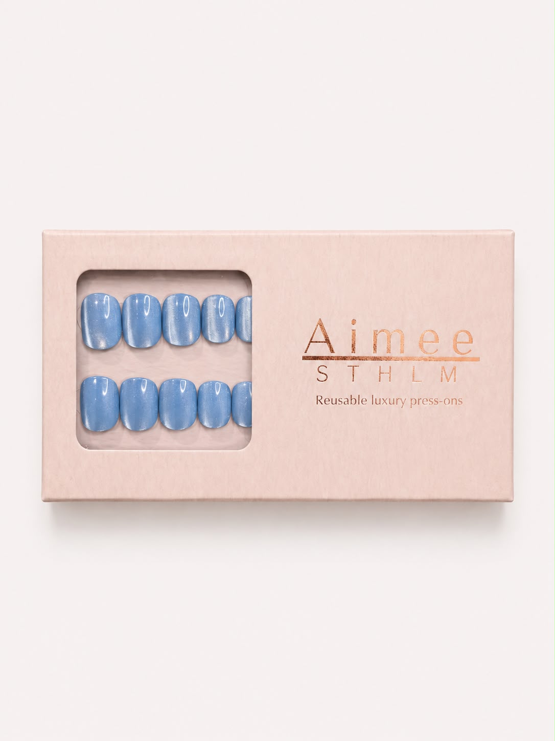 Riviera Ready-Schachtel – Wiederverwendbare, eisblaue Cat-Eye-Kunstnägel in der Form „Extra Short Square“, verpackt in einer exklusiven Schachtel von Aimee STHLM