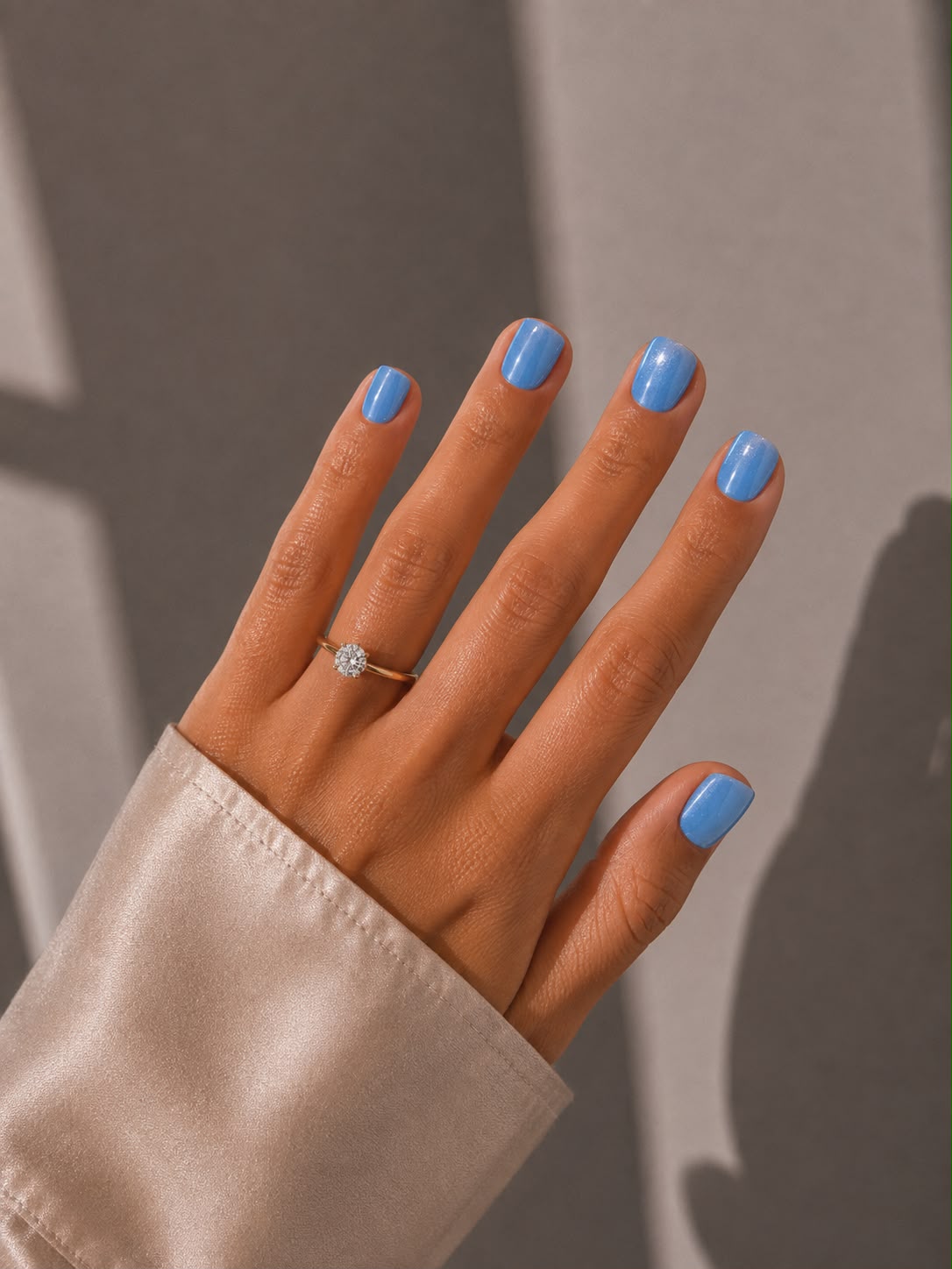 Riviera Ready – Extra kurze, quadratische (Extra Short Square) eisblaue Cat-Eye-Klebe-Nägel mit schimmerndem Finish, handgefertigt von Aimee STHLM