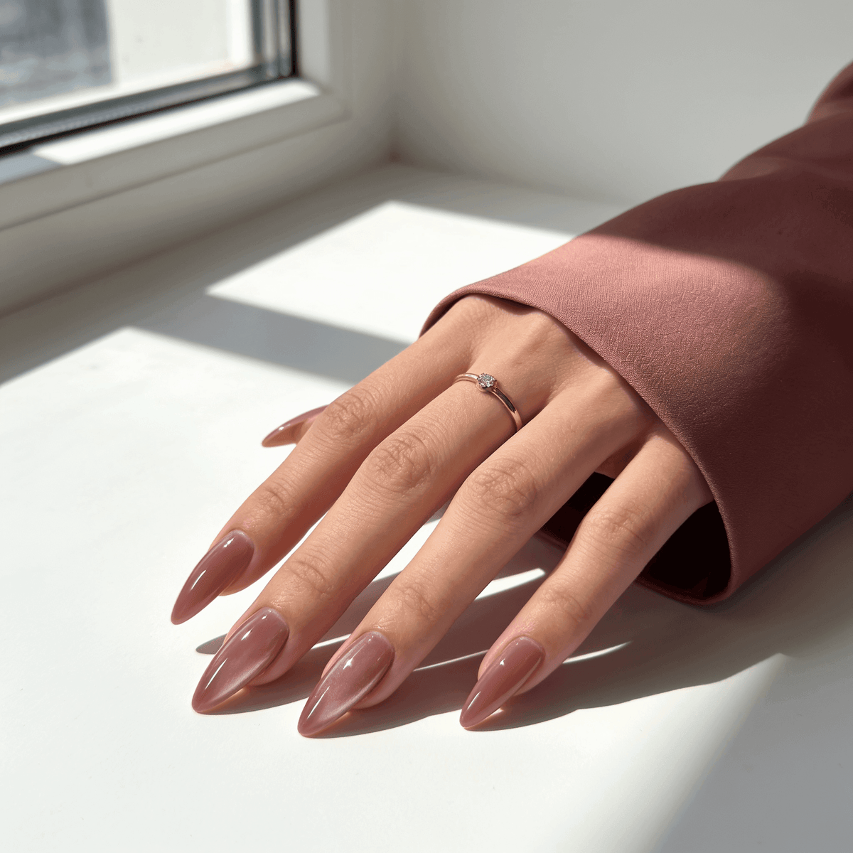 Rosé Glow – kurze, mandelförmige, rosa Cat-Eye-Klebe-Nägel im natürlichen Sonnenlicht von Aimee STHLM