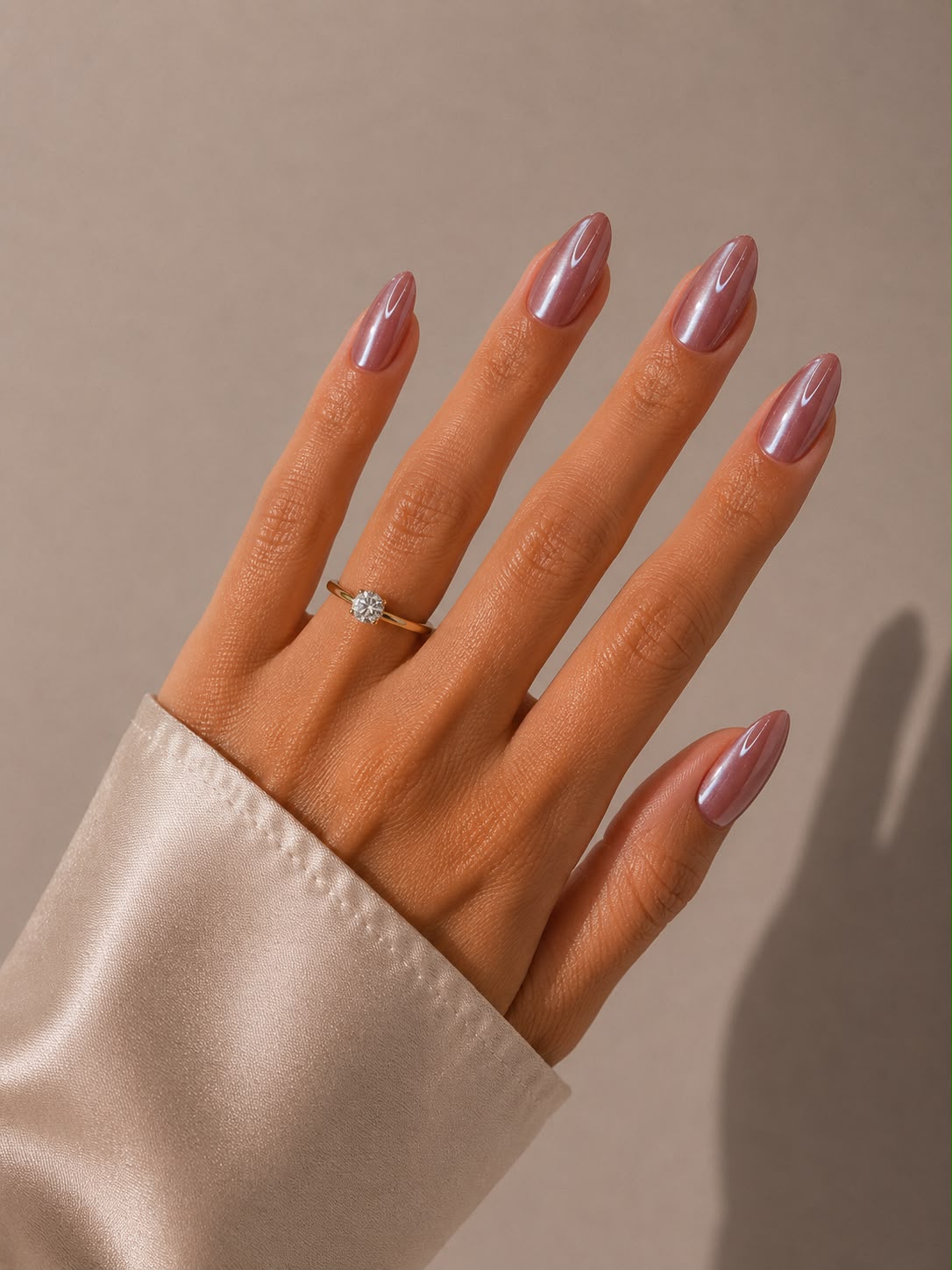 Rosé Glow – Kurze, mandelförmige (Short Almond) rosa Cat-Eye-Klebe-Nägel mit Schimmer, von Hand aufgetragen, von Aimee STHLM