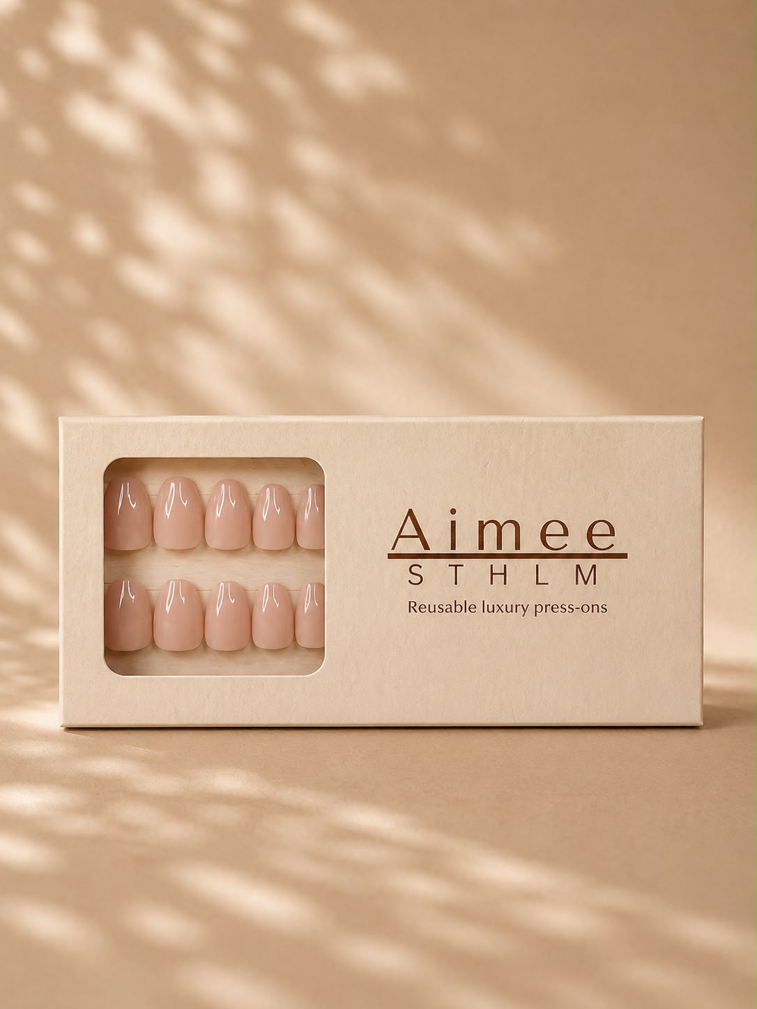 Rosy Beige-Schachtel – Wiederverwendbare rosa-beige Kunstnägel in der Form „Short Oval“, verpackt in einer exklusiven Schachtel von Aimee STHLM