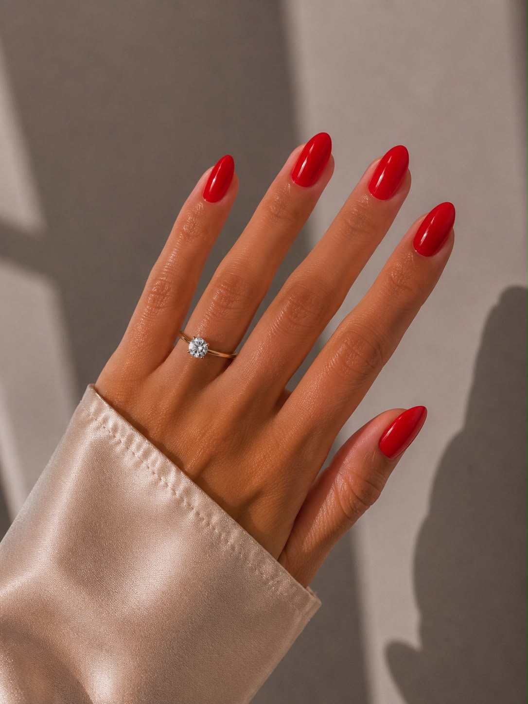 Rouge Royale – Kurze, mandelförmige (Short Almond) rote Press-on-Nägel mit glänzendem Finish, von Hand aufgetragen, von Aimee STHLM