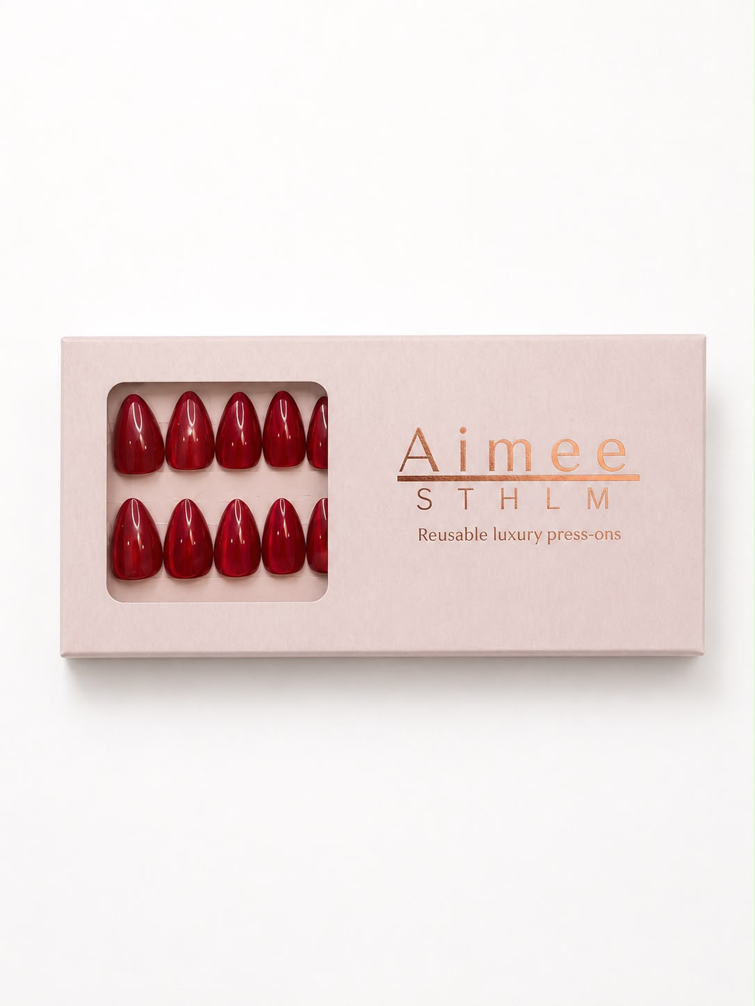 Ruby Chrome-Schachtel – Wiederverwendbare rubinrote Cat-Eye-Kunstnägel in der Form „Short Almond“, verpackt in einer exklusiven Schachtel von Aimee STHLM