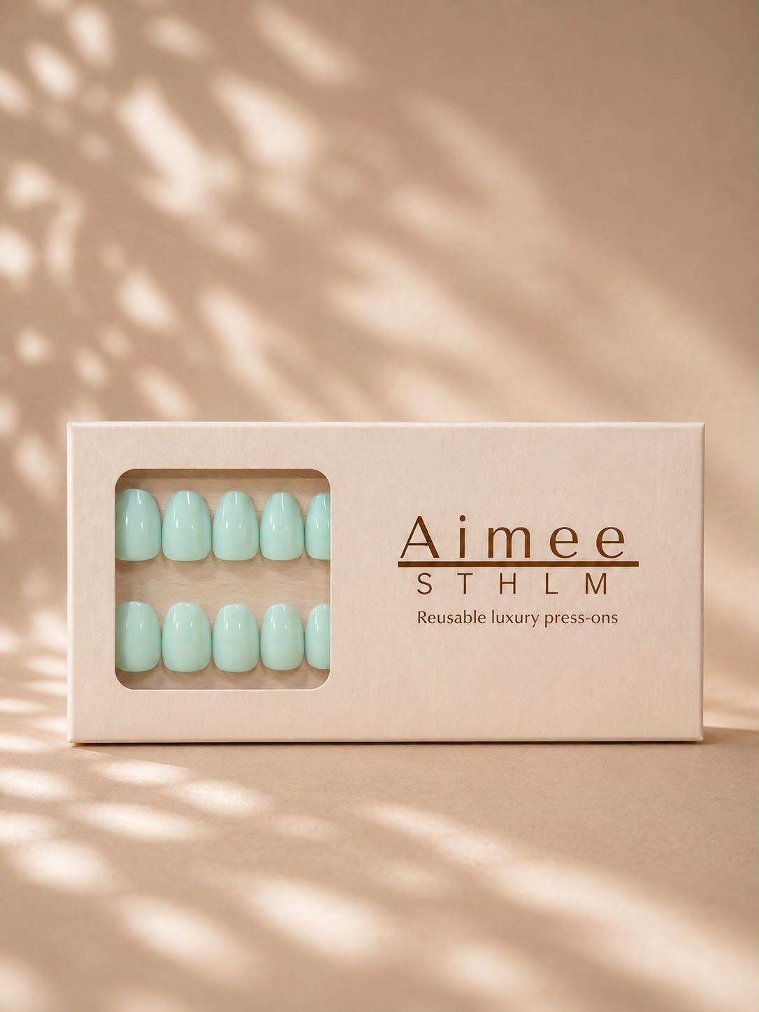 Sea Glass-Schachtel – Wiederverwendbare mintgrüne Pastell-Nägel in der Form „Short Oval“, verpackt in einer exklusiven Schachtel von Aimee STHLM