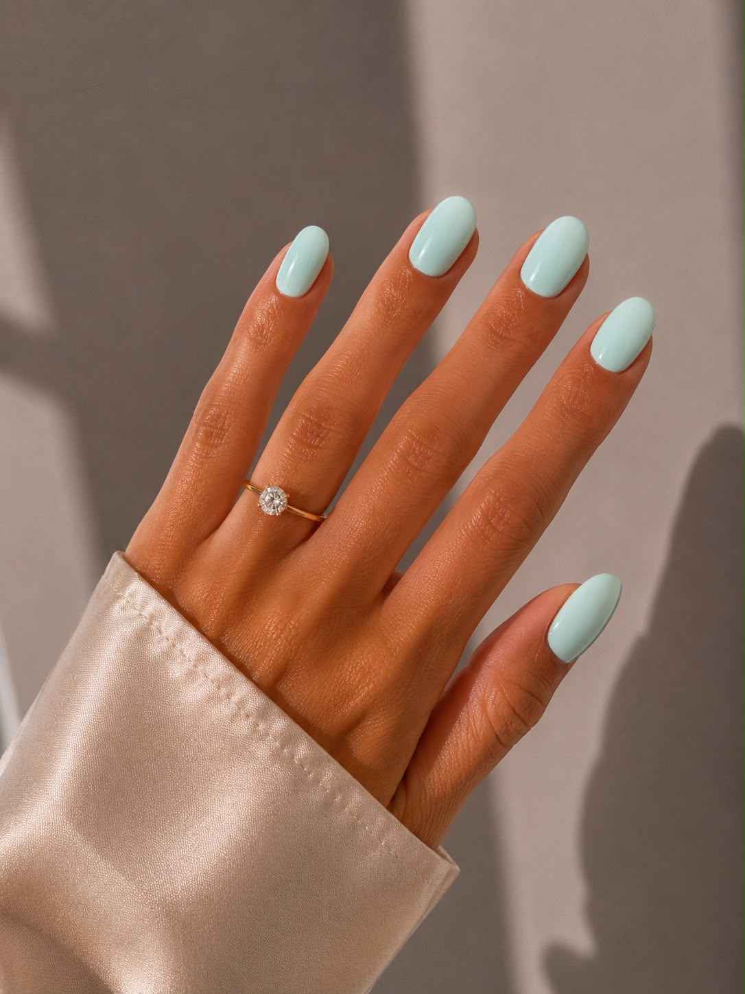 Sea Glass – Kurze, ovale (Short Oval), mintgrüne Press-On-Nägel mit glänzendem Finish, handgetragen von Aimee STHLM