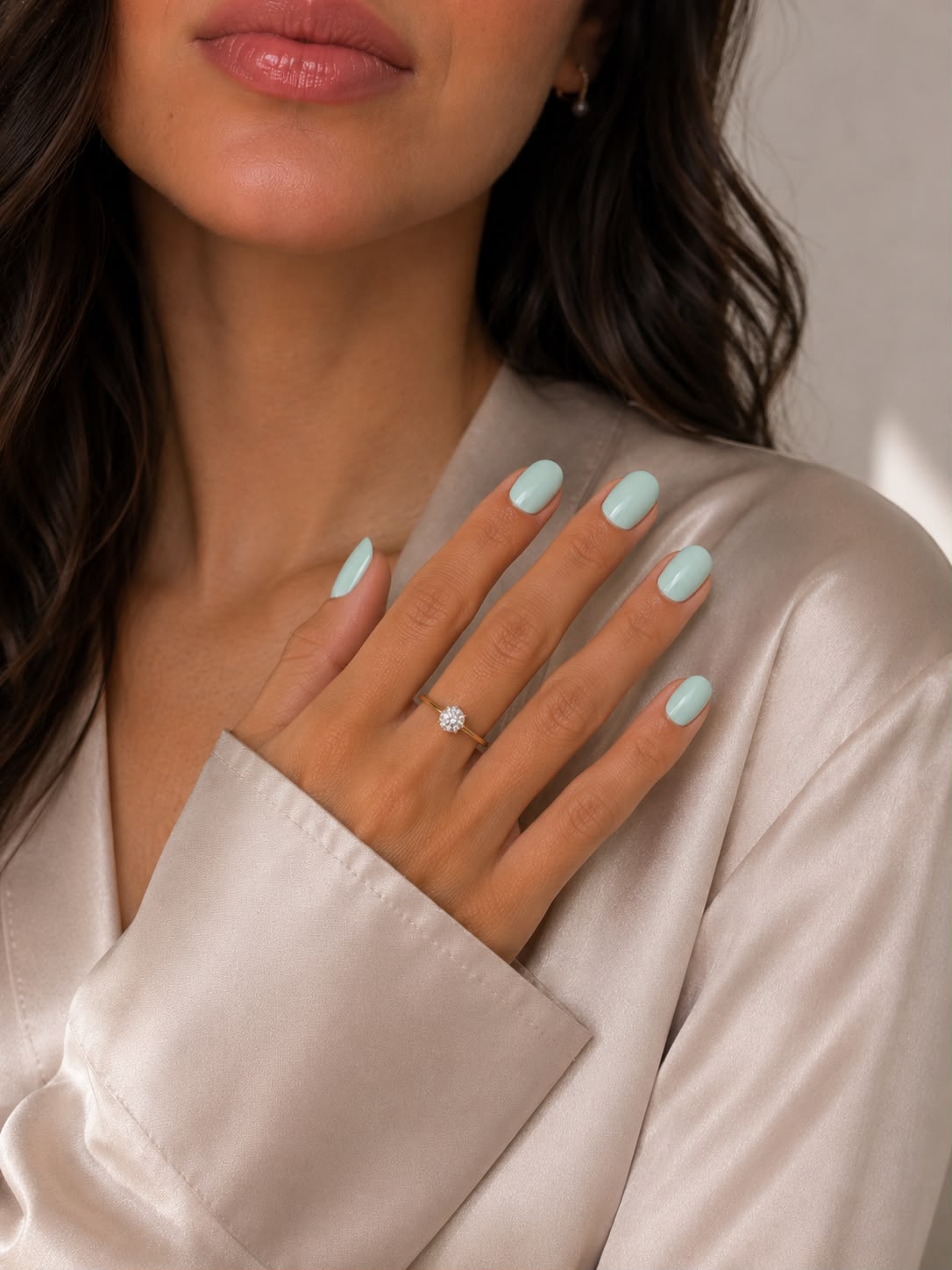 Model mit kurzen, ovalen, mintgrünen „Sea Glass“-Press-on-Nägeln von Aimee STHLM