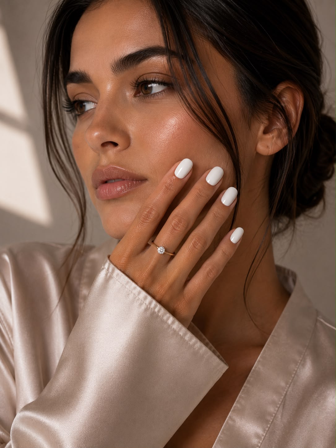 Modell mit einfarbigen, weißen „Snow Drop Square Extra Short“-Klebe-Nägeln von Aimee STHLM