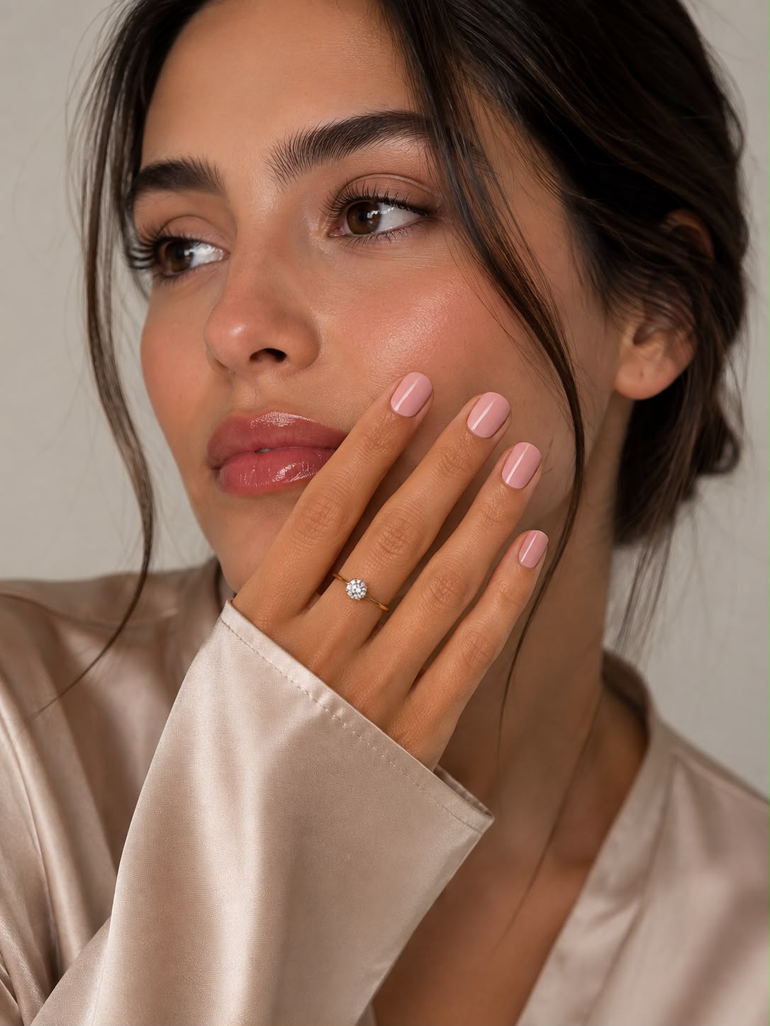 Model mit den extra kurzen, quadratischen, rosa „Soft Blush“-Klebe-Nägeln von Aimee STHLM