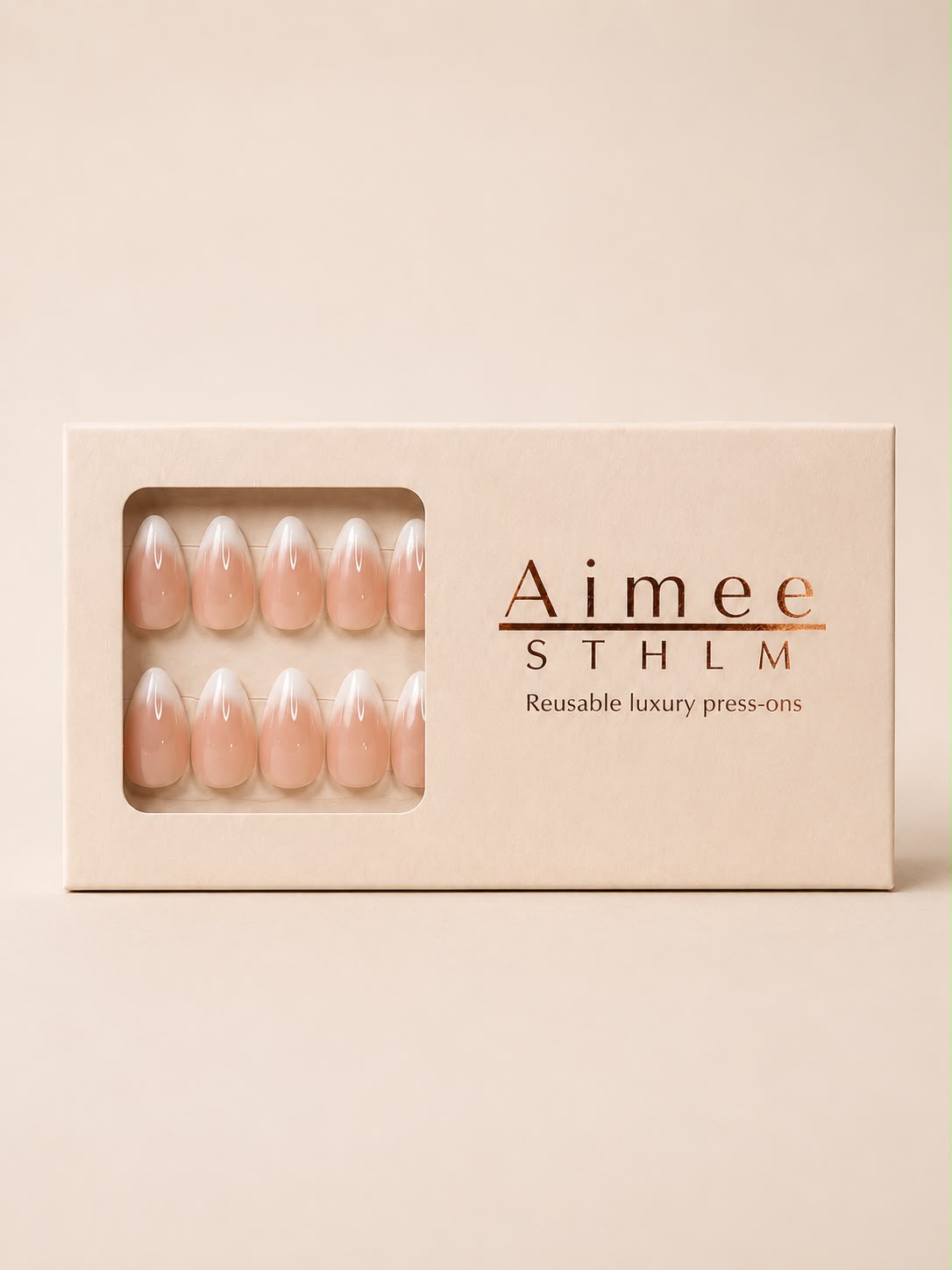 Soft French Almond Short press-on negle i eksklusiv emballage fra Aimee STHLM