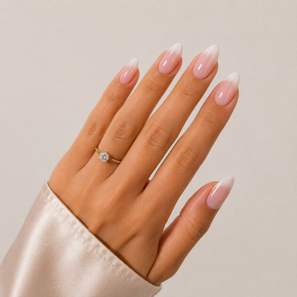 Soft French – Almond Short press-on negle med klassisk fransk manicure fra Aimee STHLM