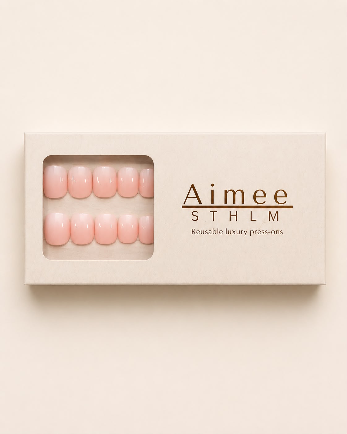 Soft Nude-Schachtel – Wiederverwendbare, natürliche Ombré-Kunstnägel in der Form „Extra Short Square“, verpackt in einer exklusiven Schachtel von Aimee STHLM