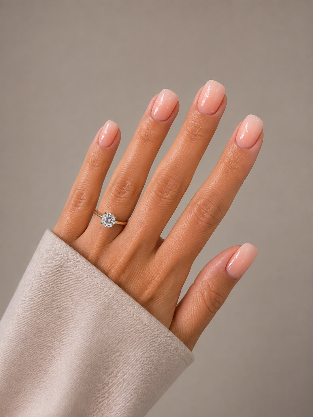 Soft Nude – Extra kurze, quadratische (Extra Short Square) Ombré-Klebe-Nägel in Rosa und Weiß, von Hand getragen, von Aimee STHLM