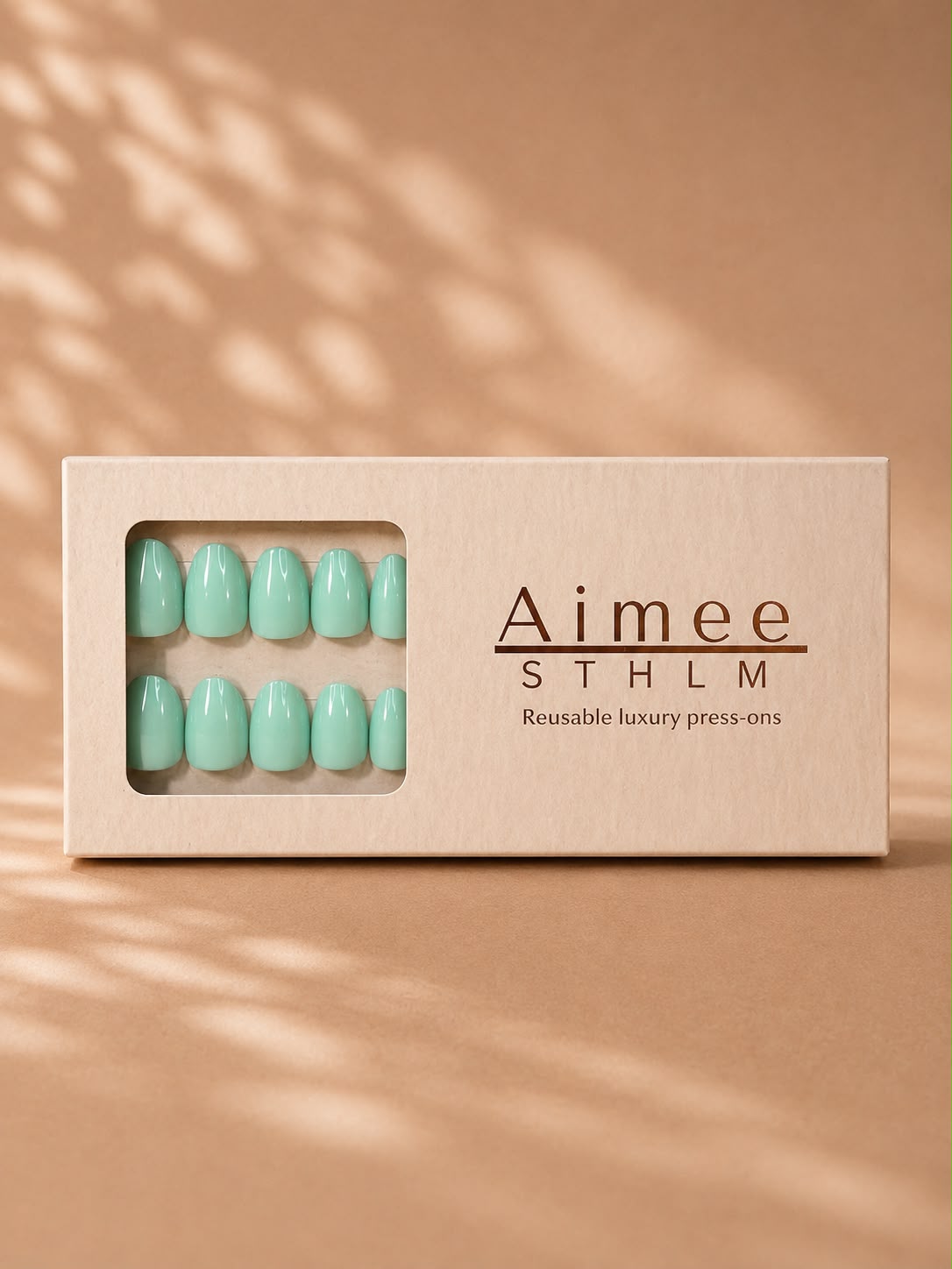Soft Sage-Schachtel – Wiederverwendbare, dezent salbeigrüne Kunstnägel in der Form „Short Oval“, verpackt in einer exklusiven Schachtel von Aimee STHLM