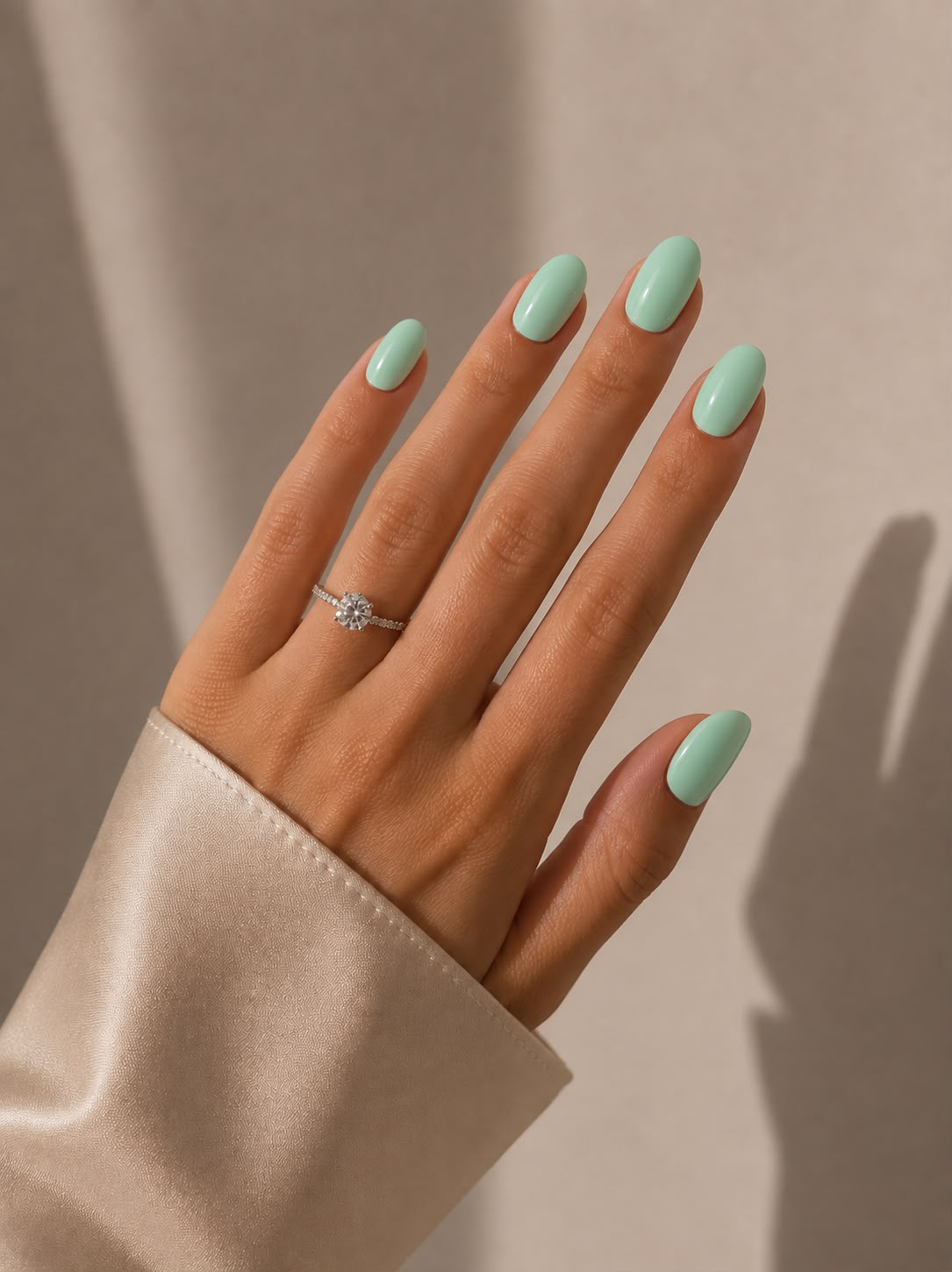 Soft Sage – Kurze ovale (Short Oval) salbeigrüne Press-on-Nägel mit glänzendem Finish, handgefertigt von Aimee STHLM