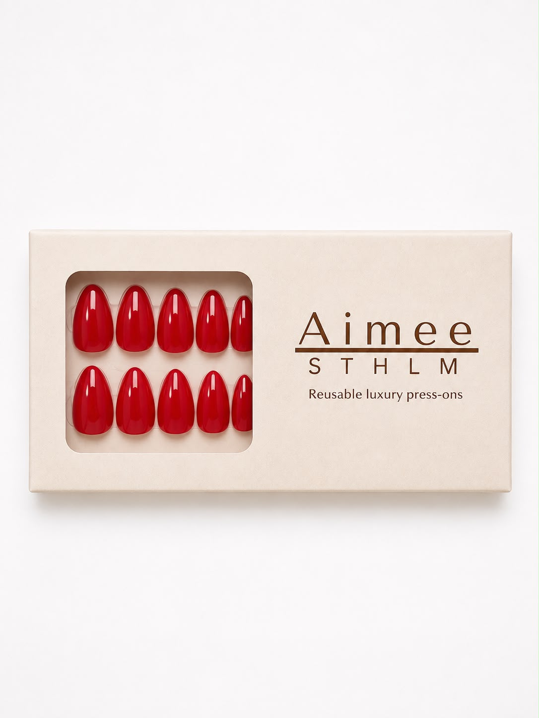 STHLM Rouge-æske – Genanvendelige, klassisk røde, ensfarvede kunstnegle i Short Almond-modellen, pakket i en eksklusiv æske fra Aimee STHLM