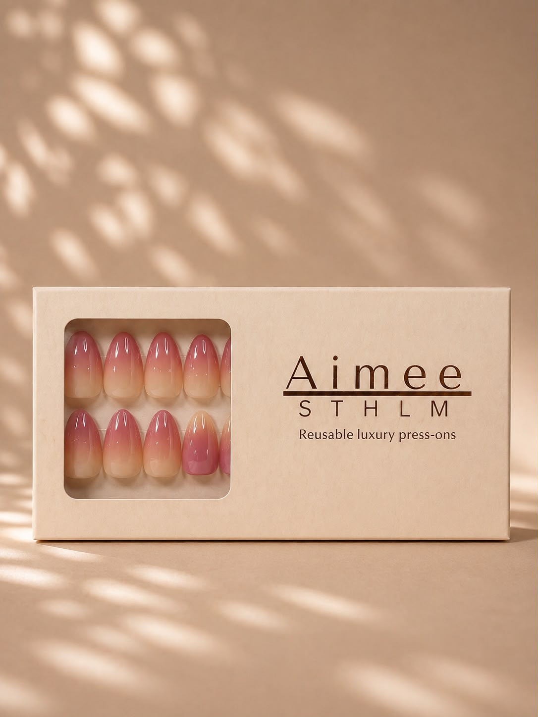 Sunset Blush-æske – Genanvendelige lyserøde ombre-kunstnegle i Short Almond, pakket i en eksklusiv æske fra Aimee STHLM