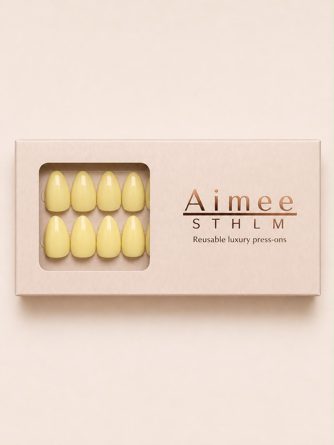 Vanilla Cream-Schachtel – Wiederverwendbare hellgelbe Pastell-Nägel in der Form „Short Almond“, verpackt in einer exklusiven Schachtel von Aimee STHLM