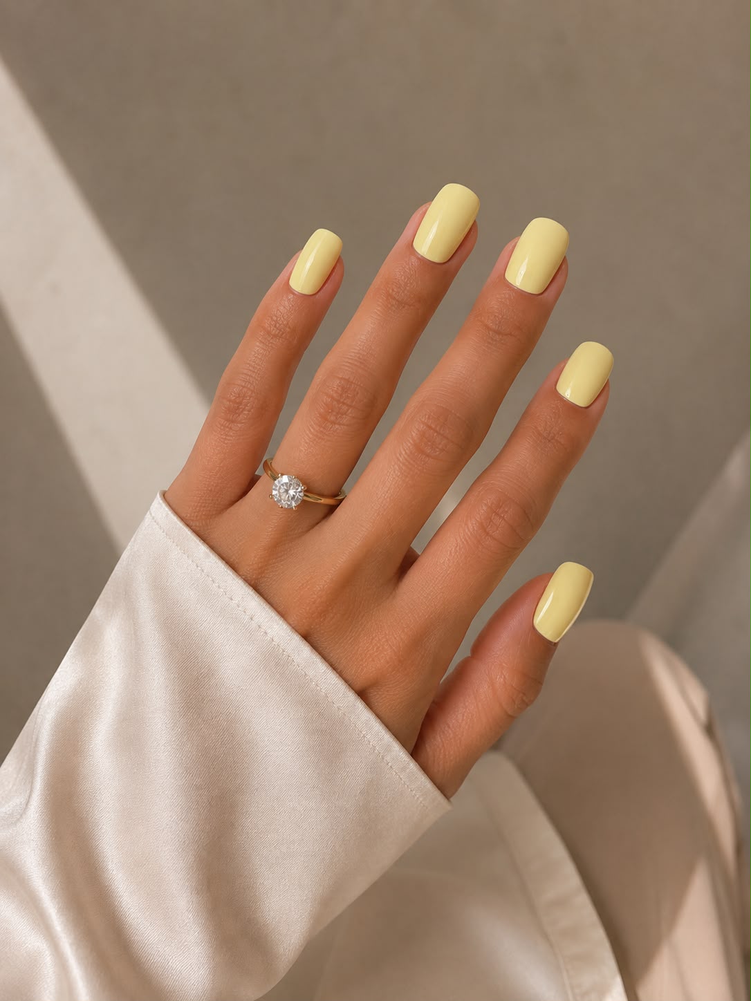 Vanilla Cream – Kurze, quadratische (Short Square) pastellgelbe Press-on-Nägel mit glänzendem Finish, von Hand aufgetragen, von Aimee STHLM