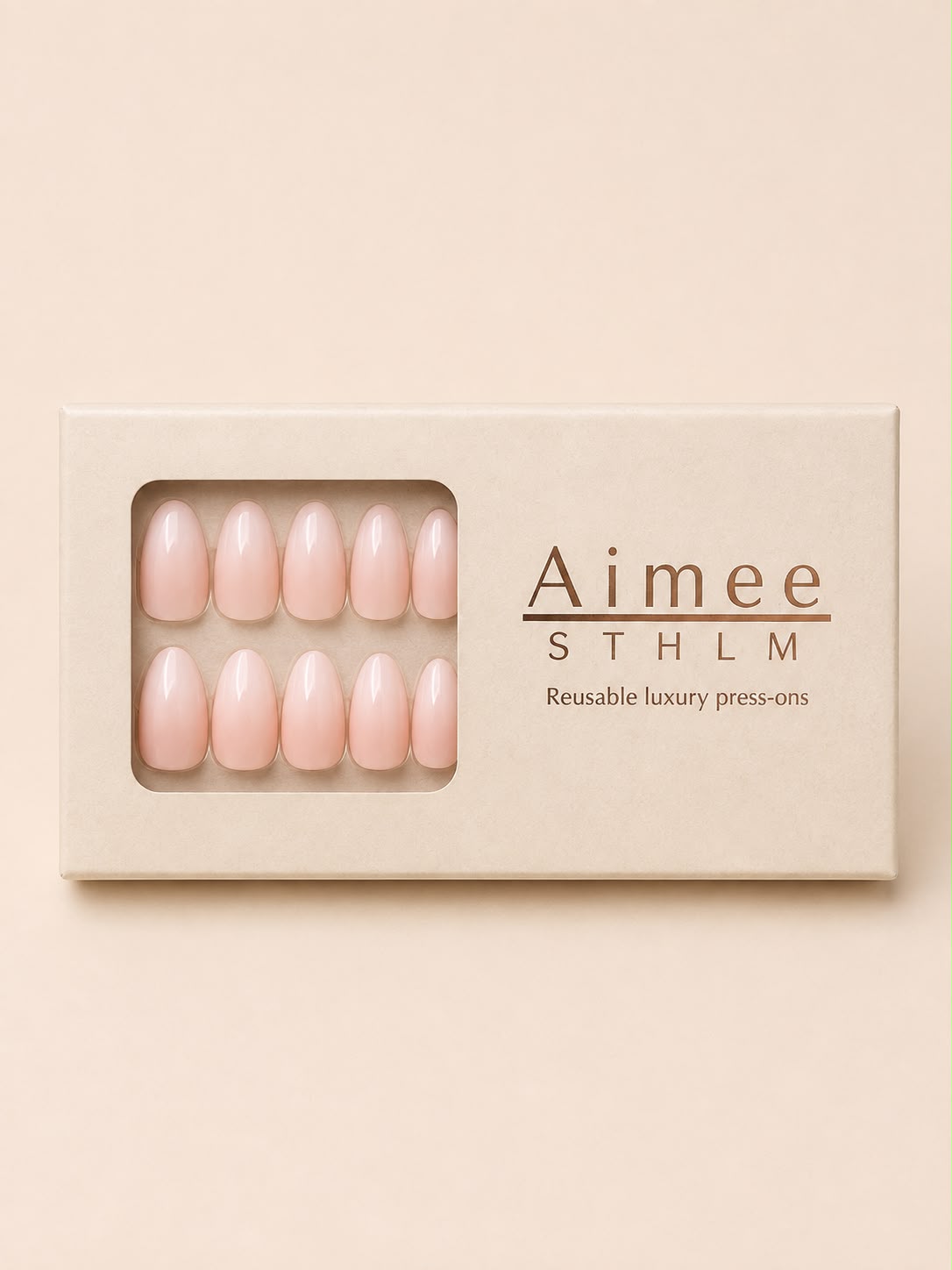 Vanilla Marble-Schachtel – Wiederverwendbare, vanillefarbene Ombré-Kunstnägel in der Form „Short Almond“, verpackt in einer exklusiven Schachtel von Aimee STHLM