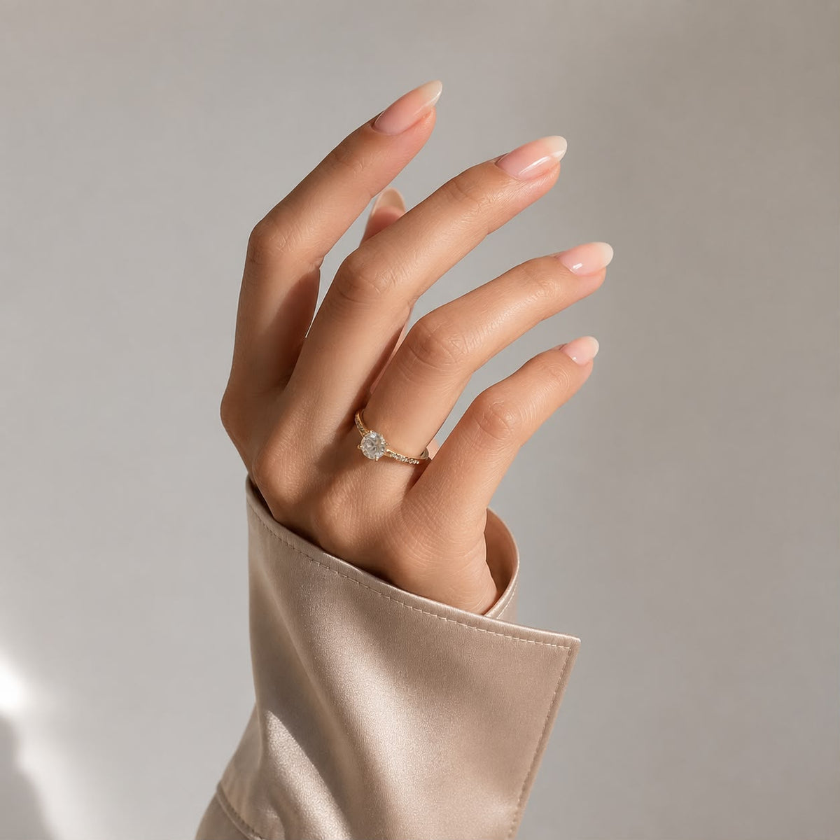 Kurze, mandelförmige Ombré-Klebe-Nägel „Vanilla Marble“ im natürlichen Sonnenlicht von Aimee STHLM