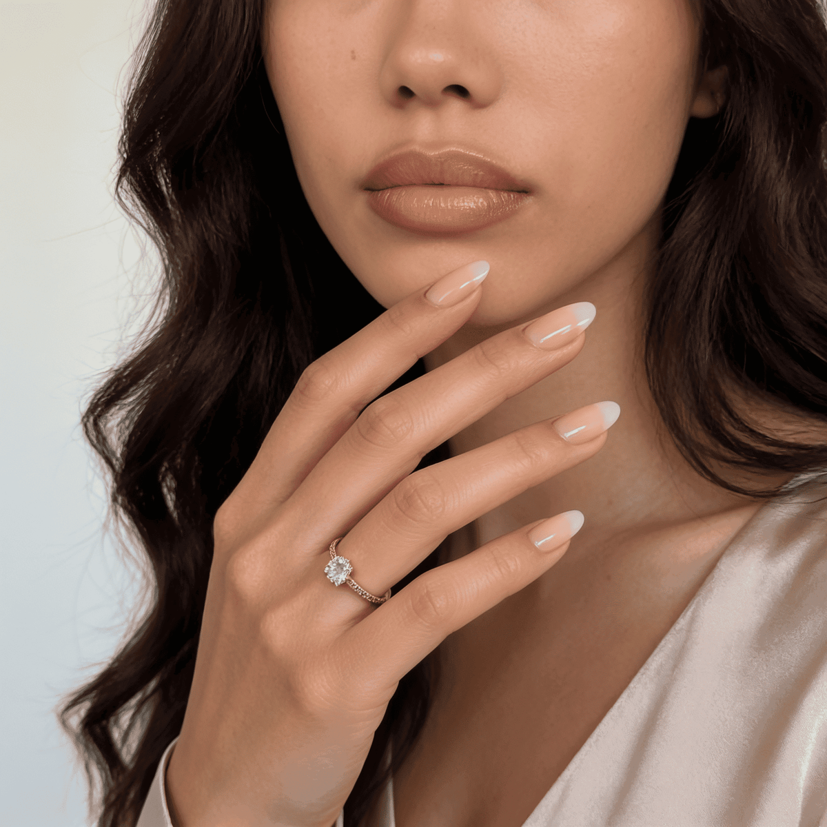 Model mit kurzen, mandelförmigen „Vanilla Marble“-Press-on-Nägeln von Aimee STHLM