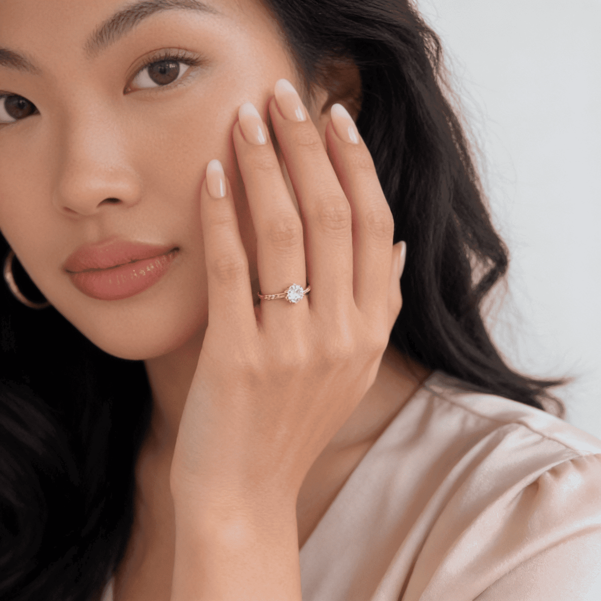 Porträt eines Models mit eleganten Ombré-Nägeln in der Farbe „Vanilla Marble“ in der Form „Short Almond“ von Aimee STHLM