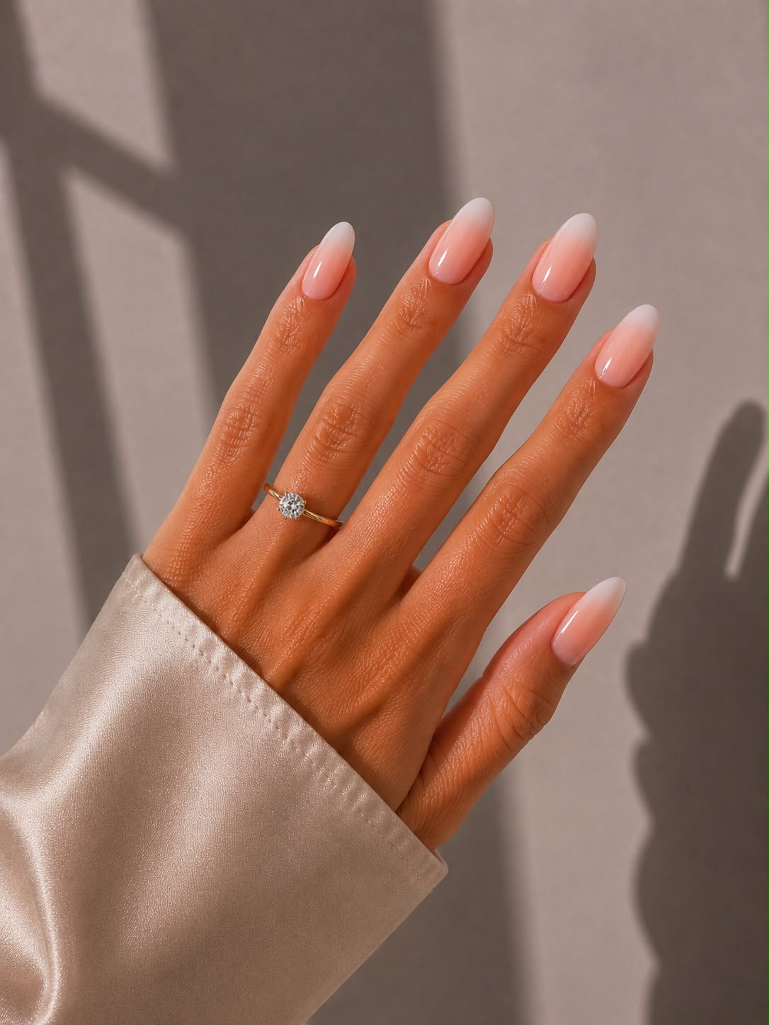 Vanilla Marble – Kurze, mandelförmige (Short Almond) vanilweiße Ombré-Klebe-Nägel mit glänzendem Finish, von Hand aufgetragen von Aimee STHLM