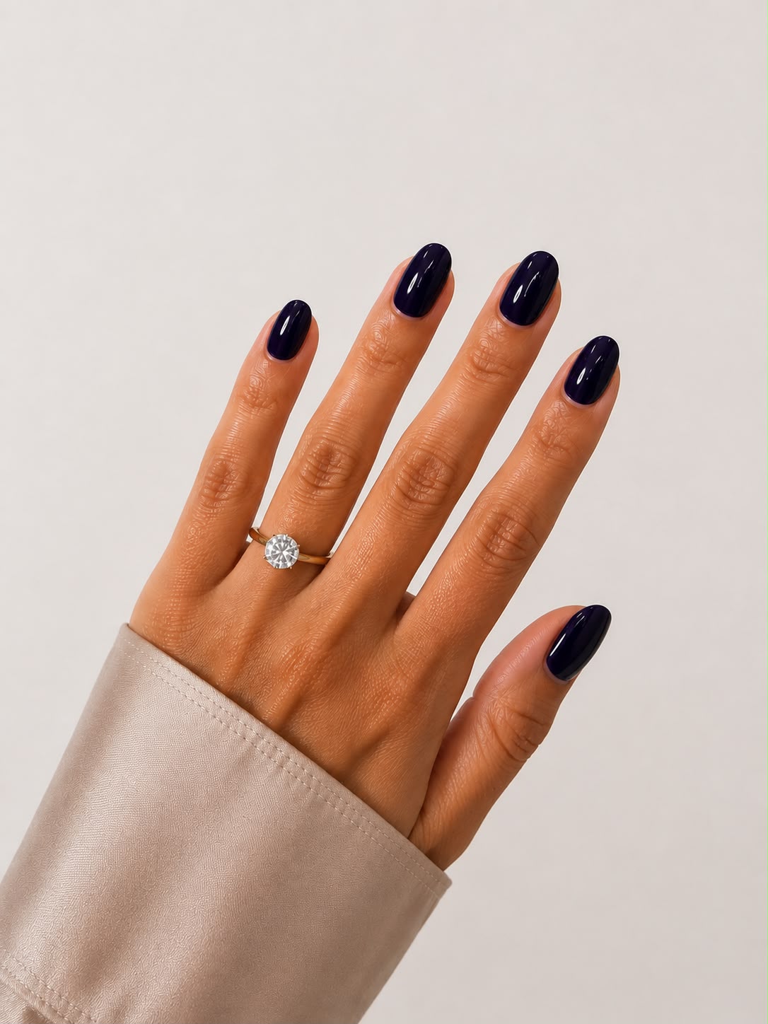 Velvet Navy Oval Short – Kurze, ovale (Short Oval) marineblaue Press-on-Nägel mit glänzendem Finish, von Hand aufgetragen, von Aimee STHLM