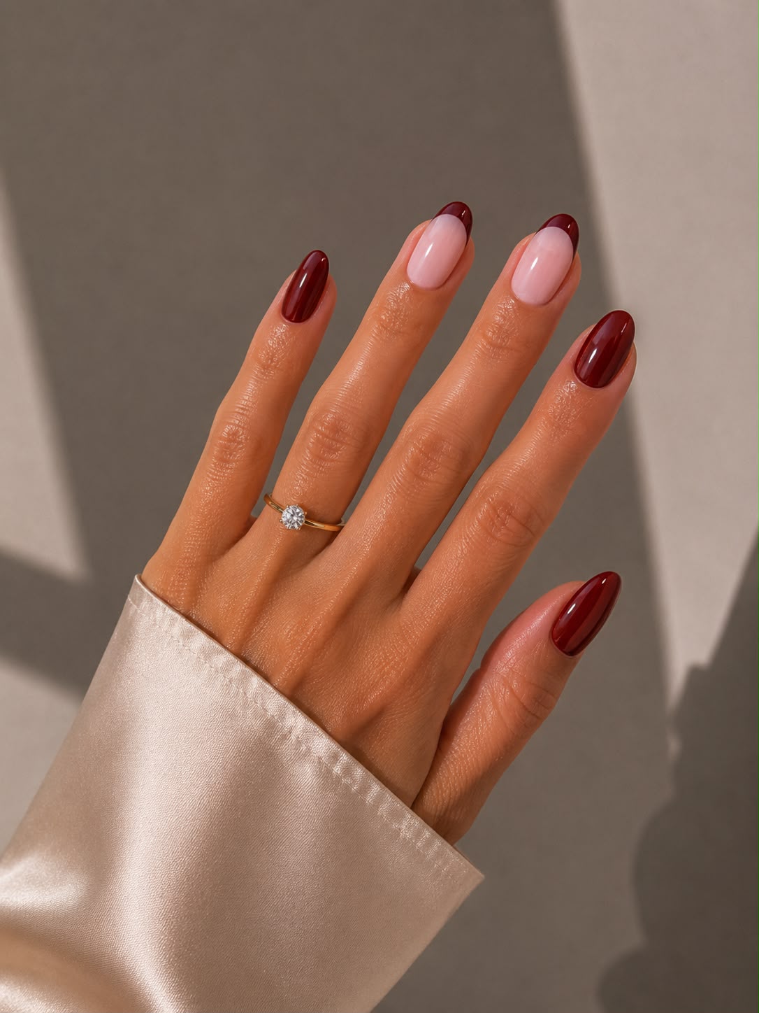 Velvet Vibe – Almond Short vinröda press-on naglar med fransk manikyr på hand från Aimee STHLM
